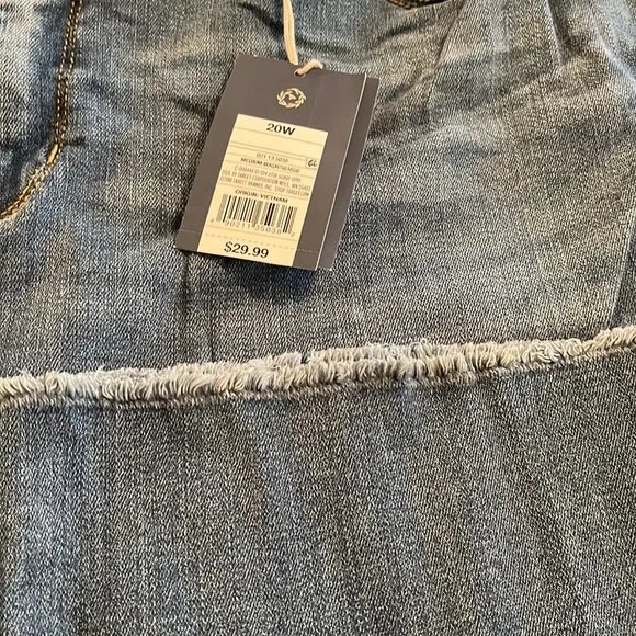 Woman’s medium washed distressed Jeans by universal Thread.  NWT size 20W - Picture 4 of 9